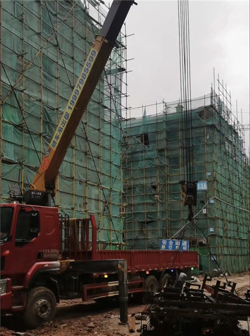 东安区“慢工细活”—— 吊车的 “微动控制” 技术